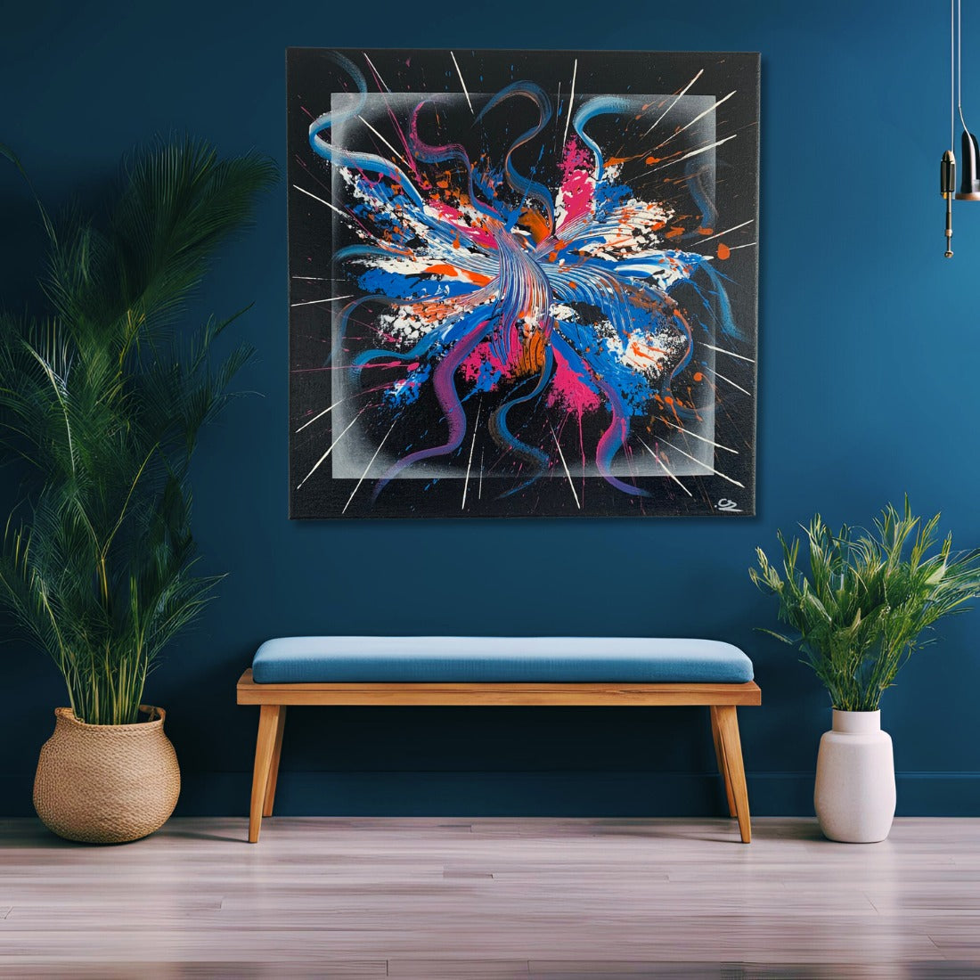 Le tableau abstrait intitulé "Adrénaline" de l'artiste peintre Charley l'art abstrait Placé sur une joli mur bleu marine avec un banc et des plantes décoratives.