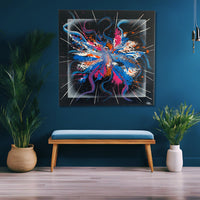 Le tableau abstrait intitulé "Adrénaline" de l'artiste peintre Charley l'art abstrait Placé sur une joli mur bleu marine avec un banc et des plantes décoratives.