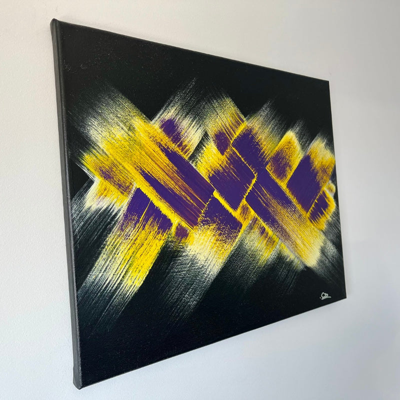 Incroyable toile abstraite faite à la peinture acrylique dans aux couleurs complémentaires jaune et violette sur un fond noir. Une superbe décoration pour l'intérieur d'une maison ou d'un bureau.