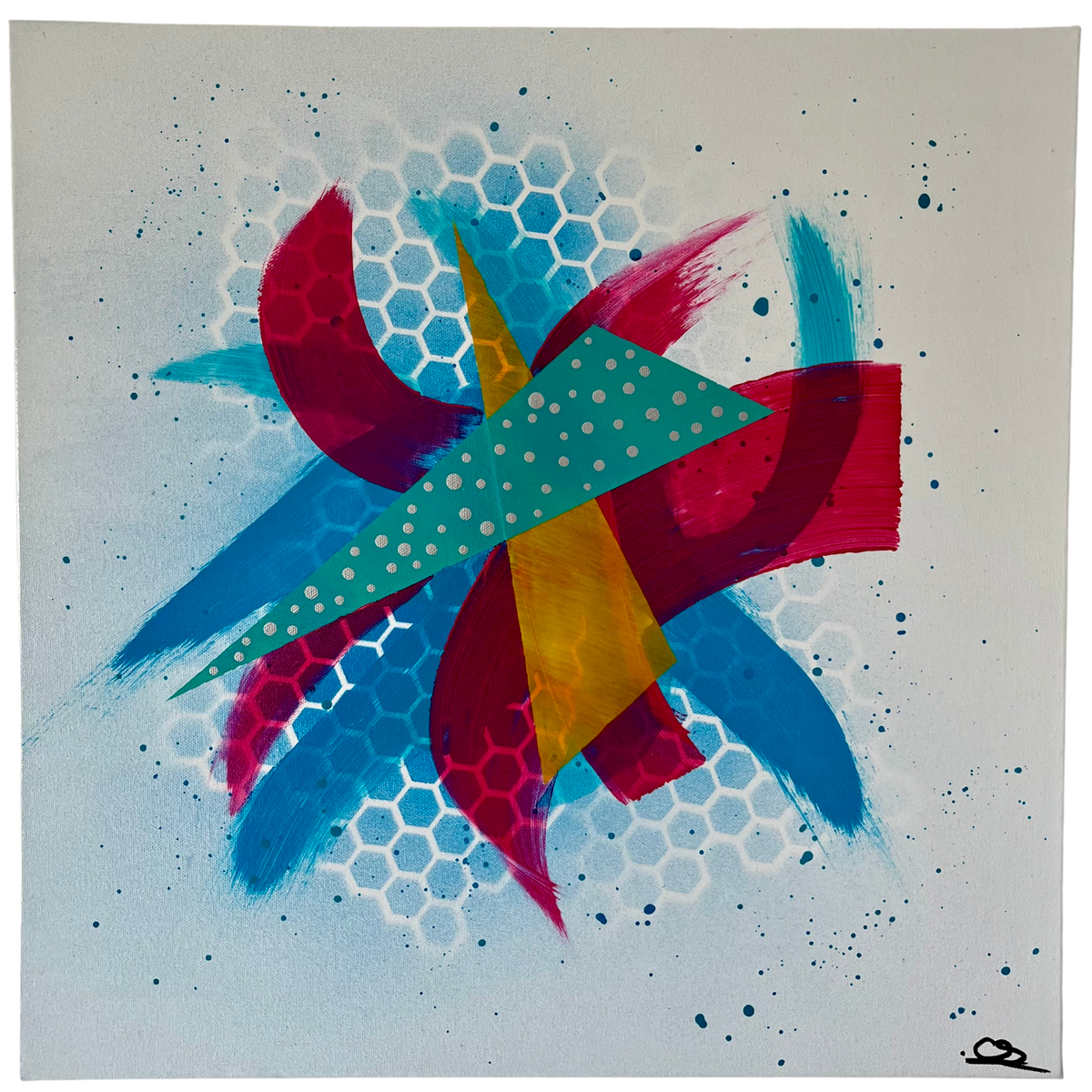 Tableau abstrait intitulé "Mélodie Chromatique" de 50 x 50 cm, représentant une composition dynamique de courbes rouges et bleues, d'un triangle jaune, et de motifs hexagonaux en arrière-plan. Des touches de bleu cyan et des éclaboussures de peinture ajoutent de la profondeur et du mouvement.