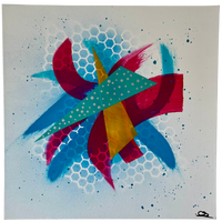 Tableau abstrait intitulé "Mélodie Chromatique" de 50 x 50 cm, représentant une composition dynamique de courbes rouges et bleues, d'un triangle jaune, et de motifs hexagonaux en arrière-plan. Des touches de bleu cyan et des éclaboussures de peinture ajoutent de la profondeur et du mouvement.